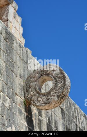MEXIKO. BUNDESSTAAT YUCATAN. CHICHEN ITZA. EINER DER RING DES BALLSPIELS STADION VON CHICHEN ITZA. Stockfoto