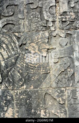 MEXIKO. BUNDESSTAAT YUCATAN. CHICHEN ITZA. SKULPTUR EINES MAYA-KRIEGERS IM BALLSPIELSTADION VON CHICHEN IITZA. Stockfoto