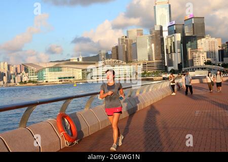 Hongkong. Juli 2021. Das am 8. Juli 2021 aufgenommene Foto zeigt einen Bürger, der im Tamar Park in Hongkong, Südchina, läuft. UM MIT dem Kommentar „Xinhua Kommentar: Nationales Sicherheitsgesetz in Hongkong brooks no verleumdering“ zu GEHEN.Quelle: Wu Xiaochu/Xinhua/Alamy Live News Stockfoto