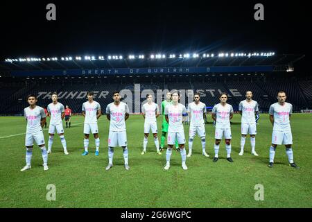 Buriram, Thailand. Juli 2021. Die Spieler des Kitchee SC posieren für ein Foto vor dem AFC Champions League 2021-Spiel der Gruppe J zwischen dem FC Port und dem Kitchee SC im Buriram Stadium. (Endergebnis; Port FC 1:1Kitchee SC) (Foto: Amphol Thongmueangluang/SOPA I/Sipa USA) Quelle: SIPA USA/Alamy Live News Stockfoto