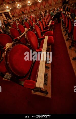 Buenos Aires, Argentinien. Juli 2021. Blockierte Sitze im Hauptsaal des Teatro Colon bei seiner Wiedereröffnung im Rahmen der Corona-Pandemie. Bis zu 30 Prozent der Sitzplätze in der Halle können belegt sein. Quelle: Florencia Martin/dpa/Alamy Live News Stockfoto