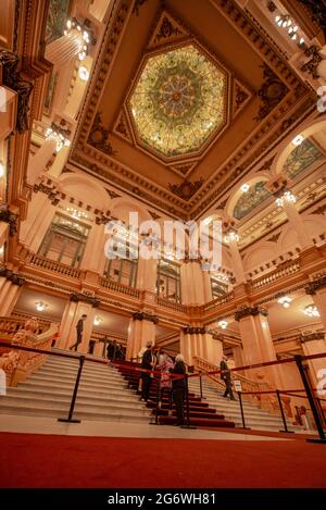 Buenos Aires, Argentinien. Juli 2021. Die Besucher kommen im Foyer des Teatro Colon an, das inmitten der Corona-Pandemie mit präventiven Maßnahmen wieder eröffnet wurde. In der Halle können derzeit bis zu 30 Prozent der Sitzplätze belegt sein. Quelle: Florencia Martin/dpa/Alamy Live News Stockfoto