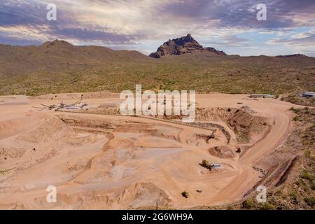 Schwerindustrie als Bergbau aus der Vogelperspektive des Baggers in Tagebau Stockfoto