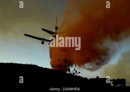 Zehn Tanker tropfen Phoscheck bei Cocos Fire im San Diego County ab Stockfoto