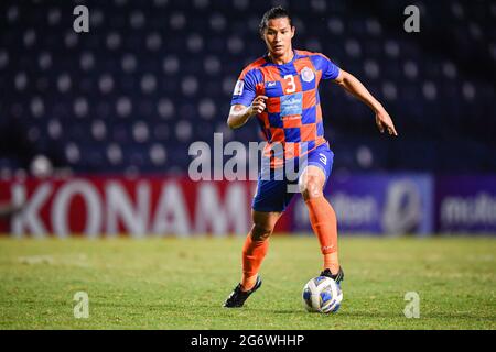 Buriram, Thailand. Juli 2021. Thitathorn Auksornsri vom FC Port im Buriram Stadium im Einsatz beim AFC Champions League 2021-Spiel der Gruppe J zwischen dem FC Port und dem Kitchee SC. (Endergebnis; Port FC 1:1Kitchee SC) Credit: SOPA Images Limited/Alamy Live News Stockfoto