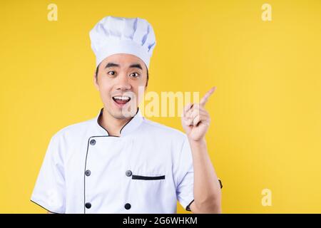 Portrait des männlichen Küchenchefs, isoliert auf gelbem Hintergrund Stockfoto