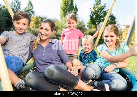 Familie mit Mutter, Söhne und Töchter, die Foto zusammen Stockfoto