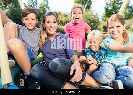 Familie mit Mutter, Söhnen und Töchtern, die gemeinsam im Freien Fotos machen Stockfoto