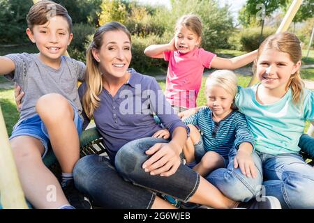 Glückliche Familie mit Mutter, Söhnen und Töchtern, die zusammen Fotos machen Stockfoto