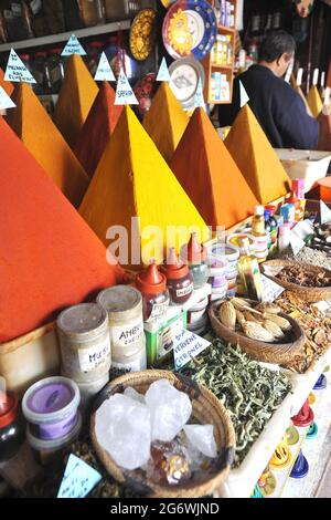 MAROKKO. DER SÜDEN, ESSAOUIRA. DIE SOUKS BEFINDEN SICH AUF BEIDEN SEITEN DER MOHAMMED ZERKTOUNI STRASSE UND WERDEN NACH WAREN (LEBENSMITTEL, KLEIDUNG, SCHMUCK, HANDYCRAF ORGANISIERT. Stockfoto