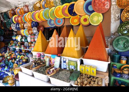 MAROKKO. DER SÜDEN, ESSAOUIRA. DIE SOUKS BEFINDEN SICH AUF BEIDEN SEITEN DER MOHAMMED ZERKTOUNI STRASSE UND WERDEN NACH WAREN (LEBENSMITTEL, KLEIDUNG, SCHMUCK, HANDYCRAF ORGANISIERT. Stockfoto