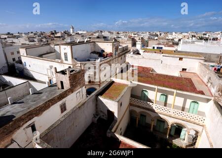 MAROKKO. DER SÜDEN, ESSAOUIRA. DIE SOUKS BEFINDEN SICH AUF BEIDEN SEITEN DER MOHAMMED ZERKTOUNI STRASSE UND WERDEN NACH WAREN (LEBENSMITTEL, KLEIDUNG, SCHMUCK, HANDYCRAF ORGANISIERT. Stockfoto