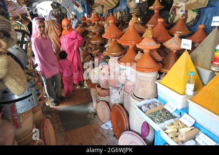 MAROKKO. DER SÜDEN, ESSAOUIRA. DIE SOUKS BEFINDEN SICH AUF BEIDEN SEITEN DER MOHAMMED ZERKTOUNI STRASSE UND WERDEN NACH WAREN (LEBENSMITTEL, KLEIDUNG, SCHMUCK, HANDYCRAF ORGANISIERT. Stockfoto