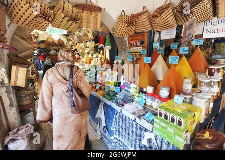 MAROKKO. DER SÜDEN, ESSAOUIRA. DIE SOUKS BEFINDEN SICH AUF BEIDEN SEITEN DER MOHAMMED ZERKTOUNI STRASSE UND WERDEN NACH WAREN (LEBENSMITTEL, KLEIDUNG, SCHMUCK, HANDYCRAF ORGANISIERT. Stockfoto