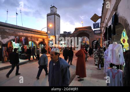 MAROKKO. DER SÜDEN, ESSAOUIRA. DIE SOUKS BEFINDEN SICH AUF BEIDEN SEITEN DER MOHAMMED ZERKTOUNI STRASSE UND WERDEN NACH WAREN (LEBENSMITTEL, KLEIDUNG, SCHMUCK, HANDYCRAF ORGANISIERT. Stockfoto