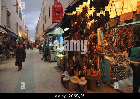 MAROKKO. DER SÜDEN, ESSAOUIRA. DIE SOUKS BEFINDEN SICH AUF BEIDEN SEITEN DER MOHAMMED ZERKTOUNI STRASSE UND WERDEN NACH WAREN (LEBENSMITTEL, KLEIDUNG, SCHMUCK, HANDYCRAF ORGANISIERT. Stockfoto