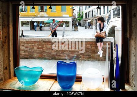 ITALIEN. VENETIEN. VENEDIG. GESCHÄFT DES GLASMACHERS GESENDET, IN FONDAMENTA VENIER, INSEL MURANO. Stockfoto