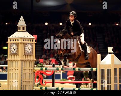 Datei-Foto vom 22-12-2019 von Scott Brash Riding Hello Vincent nimmt am 7. Tag der London International Horse Show in London Olympia am Turkish Airlines Olympia Grand Prix Teil. Ausgabedatum: Freitag, 9. Juli 2021. Stockfoto