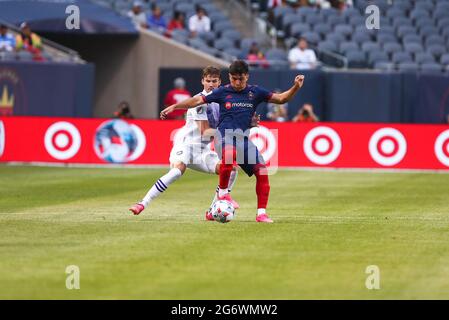 Orlando City Verteidiger Michael Halliday (26) und Chicago Fire Mittelfeldspieler Ignacio Aliseda (7) kämpfen während eines MLS-Spiels im Soldier Field, W, um den Ball Stockfoto