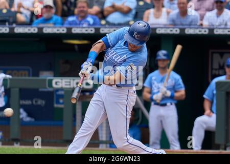 Kansas City, MO, USA. Juli 2021. Kansas City Shortstop Nicky Lopez (8) bekommt einen Hit während des Spiels mit den Cinncinati Reds und den Kansas City Royals im Kauffman Stadium in Kansas City Mo. David Seelig/Cal Sport Medi. Kredit: csm/Alamy Live Nachrichten Stockfoto