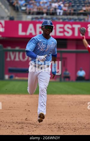 Kansas City, MO, USA. Juli 2021. Kansas City Center Fielder Michael A Taylor (2) läuft auf den dritten Platz während des Spiels mit den Cinncinati Reds und den Kansas City Royals, die im Kauffman Stadium in Kansas City Mo. David Seelig/Cal Sport Medi ausgetragen werden. Kredit: csm/Alamy Live Nachrichten Stockfoto