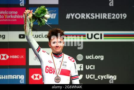 Fileboto vom 27-09-2019 des britischen Tom Pidcock auf dem Podium, nachdem er Bronze beim Men's Under 23 Road Race von Doncaster nach Harrogate erhalten hatte. Ausgabedatum: Freitag, 9. Juli 2021. Stockfoto