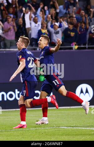 Chicago Fire Mittelfeldspieler Przemyslaw Frankowski (11) feiert mit dem Stürmer Robert Beric (27), nachdem er während eines MLS-Spiels gegen den OR ein Tor geschossen hat Stockfoto