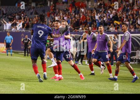 Chicago Fire Mittelfeldspieler Ignacio Aliseda (7) feiert mit dem Stürmer Chinonso Offor (9) während eines MLS-Spiels gegen den Orlando City SC bei Soldier Fiel Stockfoto