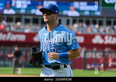 Kansas City, MO, USA. Juli 2021. Kansas City Left Fielder Andrew Benintendi (16) läuft während des Spiels mit den Cinncinati Reds und den Kansas City Royals im Kauffman Stadium in Kansas City Mo. David Seelig/Cal Sport Medi vom Spielfeld. Kredit: csm/Alamy Live Nachrichten Stockfoto