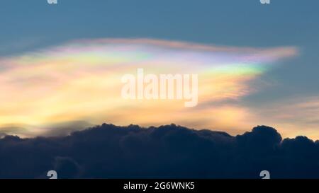 Schön der Natur schillernde Pileus Wolke am Himmel Stockfoto