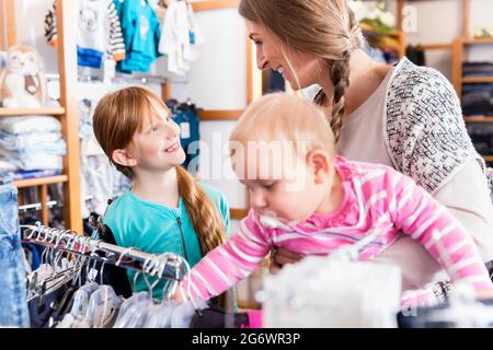Nahaufnahme der glücklichen Mutter Einkaufen mit ihrer Tochter und ihrem Sohn Stockfoto