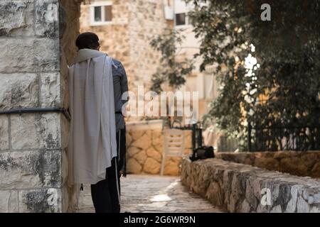 jerusalem, israel. 27-09-2020. Mann beten im öffentlichen Garten A während der zweiten Schließung während der Tishrei 202 Feiertage, neue Vorschriften zu verhindern, invec Stockfoto