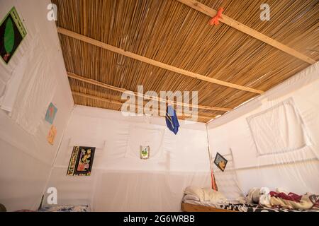 jerusalem-israel, 04-10-2020. Das Innere einer Sukkah ist in Jerusalem mit einem weißen Tuch bedeckt Stockfoto