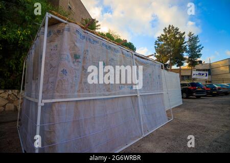 jerusalem-israel, 04-10-2020. Sukkah c auf dem Parkplatz eines Gebäudes in Jerusalem auf Sukkot Stockfoto