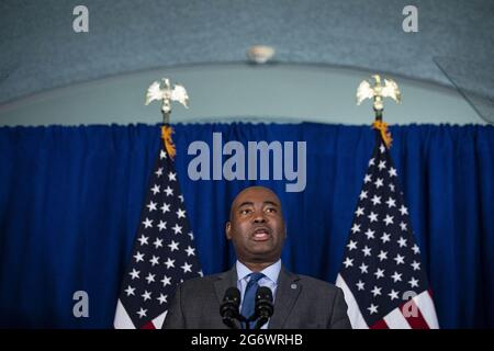 Jaime Harrison, Vorsitzender des Demokratischen Nationalkomitees, spricht vor US-Vizepräsident Kamala Harris, nicht abgebildet, an der Howard University in Washington, D.C., USA, am Donnerstag, dem 8. Juli, 2021. Harris, der die Bemühungen der Regierung um Stimmrechte anführt, hilft, eine Ausweitung der Kampagne des Demokratischen Nationalkomitees "Ich werde abstimmen" zu starten. Foto von Al Drago/Pool/ABACAPRESS.COM Stockfoto