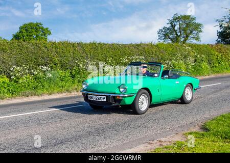 1975 70er Jahre grünes Triumph Spitfire 1403ccm Benzin-Cabrio britisches Frontmotorrad, Hinterradantrieb, zwei-Personen-Cabrio, auf dem Weg zur Capesthorne Hall Classic May Car Show, Ceshire, UK Stockfoto