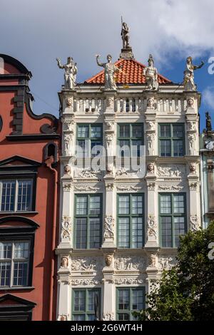 Die Fassade des restaurierten Patrizierhauses in Danzig im Langen Markt. Pommern, Polen Stockfoto