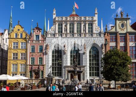 Danzig, Polen - 6. September 2020: Neptunbrunnen und Artus Court; an der Long Market Street in Danzig. Polen Stockfoto