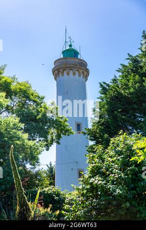 Port Navalo in der Bretagne, der Leuchtturm Stockfoto