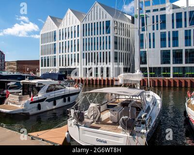 Danzig, Polen - 9. September 2020: Motorboote und Segelboote in der Marina in Danzig. Polen Stockfoto