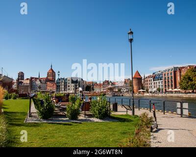 Danzig, Polen - 6. September 2020: Die Architektur der alten Gdańsk am Fischmarkt / Targ Rybny/ am Ufer der Motława Stockfoto