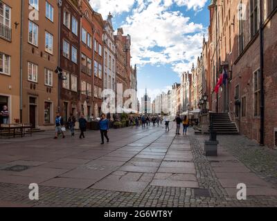 Danzig, Polen - 9. September 2020: Touristen wandern an einem sonnigen Tag auf dem langen Markt in Gdańsk. Pommern, Polen Stockfoto