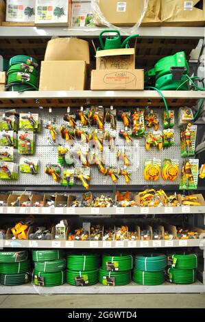 Viele Werkzeuge und Materialien werden im Koctas-Baumarkt verkauft, Koctas-Baumarkt verkauft auch Haushaltsmaterial, Kunden einkaufen, Blume A Stockfoto