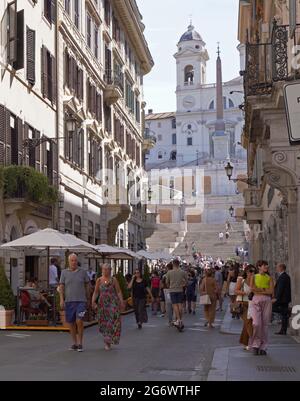 Rom, Italien. Juli 2021. Am 3. Juli 2021 wandern die Menschen auf der Via dei Condotti in Rom, Italien. Das Wirtschaftswachstum in der Europäischen Union (EU) und in der Eurozone würde in diesem Jahr um 4.8 Prozent und 4.5 um 2022 Prozent wachsen, so die Konjunkturprognose der Europäischen Kommission vom 2021. Juli 7. Quelle: Jin Mamengni/Xinhua/Alamy Live News Stockfoto