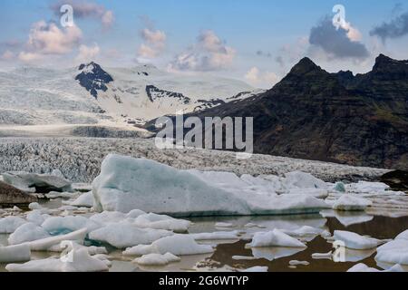 Die Jokulsarlon Iceberg Lagoon befindet sich im Vatnajokul National Park in Island. Eisberge und große Eisblöcke im Wasser. Erstaunliche und spannende Blick blau s Stockfoto