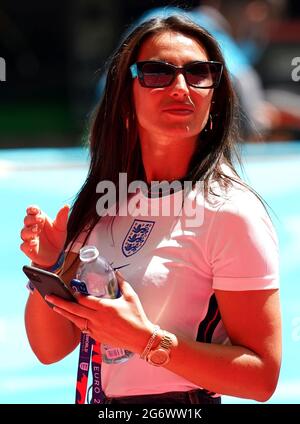 Datei-Foto vom 13/06/21 von Kyle Walkers Verlobter Annie Kilner während des UEFA Euro 2020 Gruppe D-Spiels im Wembley Stadium, London. Die englische Fußballmannschaft der Männer hofft, zum ersten Mal seit 1966 eine große Turniertrophäe nach Hause zu holen, wenn sie am Sonntagabend im Finale der Euro 2020 in Italien spielen. Die 26-Mann-Mannschaft wird von Partnern unterstützt, die Immobilienentwickler, Geschäftsinhaber und Models sind. Ausgabedatum: Freitag, 9. Juli 2021. Stockfoto