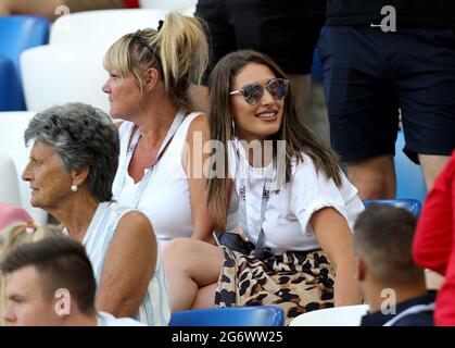 Filepoto vom 28/06/18 von Charlotte Trippier, Ehefrau des englischen Kieran Trippiers auf den Tribünen vor dem Spiel der FIFA-Weltmeisterschaft der Gruppe G im Stadion von Königsberg. Die englische Fußballmannschaft der Männer hofft, zum ersten Mal seit 1966 eine große Turniertrophäe nach Hause zu holen, wenn sie am Sonntagabend im Finale der Euro 2020 in Italien spielen. Die 26-Mann-Mannschaft wird von Partnern unterstützt, die Immobilienentwickler, Geschäftsinhaber und Models sind. Ausgabedatum: Freitag, 9. Juli 2021. Stockfoto