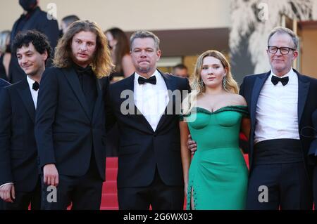 Cannes, Frankreich. Juli 2021. Der Schauspieler Matt Damon (C), der Regisseur Tom McCarthy (1. R) und die Darsteller kommen am 8. Juli 2021 zur Vorführung des Films „Stillwater“ bei den 74. Filmfestspielen von Cannes in Cannes, Südfrankreich, an. Kredit: Gao Jing/Xinhua/Alamy Live Nachrichten Stockfoto