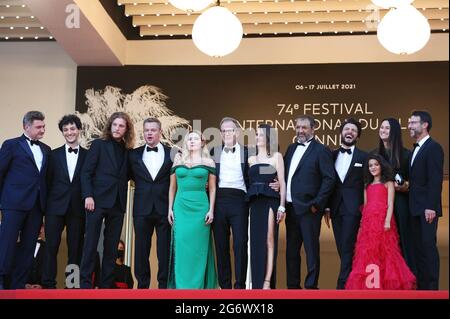 Cannes, Frankreich. Juli 2021. Der Schauspieler Matt Damon (4. L), der Regisseur Tom McCarthy (6. L) und die Darsteller kommen am 8. Juli 2021 zur Vorführung des Films „Stillwater“ bei den 74. Filmfestspielen von Cannes in Cannes, Südfrankreich, an. Kredit: Gao Jing/Xinhua/Alamy Live Nachrichten Stockfoto