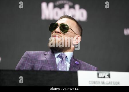Conor McGregor aus Irland tritt während der Pressekonferenz der UFC 264 in der T-Mobile Arena am 08. Juli 2021 in Las Vegas, NV, USA, auf die Bühne. Foto von Louis Grasse/PxImages/ABACAPRESS.COM Stockfoto